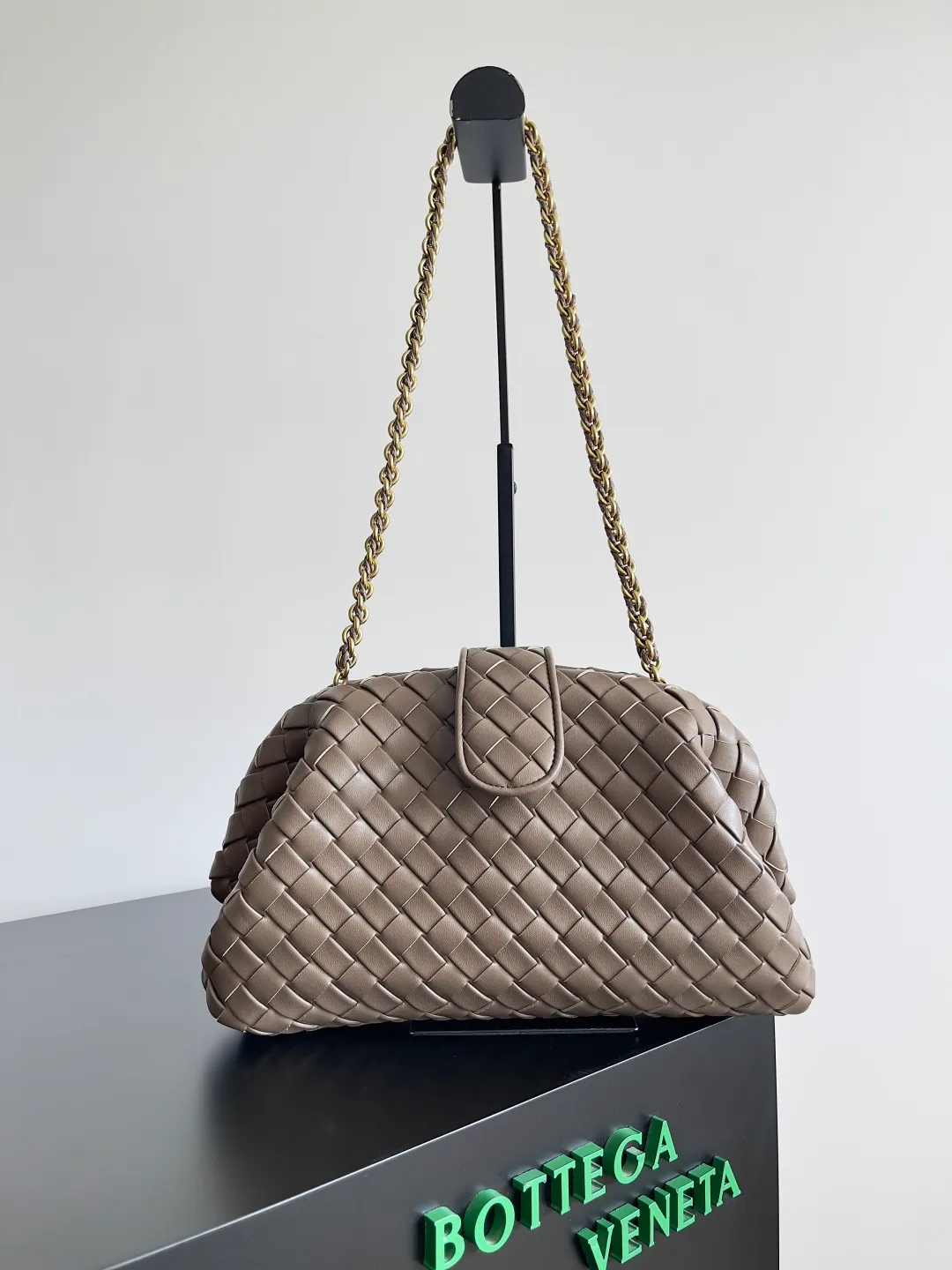 Batch 2260 BOTTEGA VENETA Lady's LAUREN CLUTCH Chain Clutch was inspired by 40 years ago. It is a perfect fusion of classic and modern bags. It is effortless and fashionable for any occasion and at any time. The newly added detachable metal chain allows people to have more ways to carry it. It is grand and elegant. Style No.: 785807 Size: 31.5*16.5*11cm